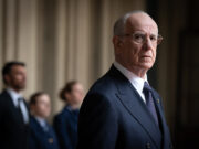 “La Grazia” di Sorrentino: una grande lentezza da finanziamento pubblico? Toni servilo in una scena del film La Grazia, di Paolo Sorrentino