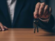 Truffe immobiliari: i 5 segnali per capire che l’annuncio è falso Mano che digita su un laptop sopra un annuncio immobiliare falso con un punto interrogativo rosso