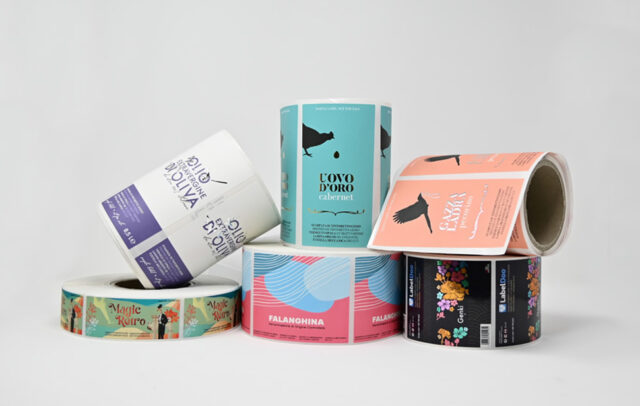 Rotoli di etichette adesive personalizzate per micro-branding di prodotti food e beverage.