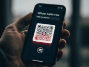 Multe con QR code fasulle: i 5 segnali per capire se è una truffa Schermo smartphone con finto QR code di multa stradale e segnali di truffa digitale.