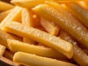 Patatine fritte nella Friggitrice ad Aria: il trucco dell’ammollo per farle croccanti (test 2026) Patatine fritte dorate e croccanti cotte in friggitrice ad aria, con sale grosso su carta da forno.