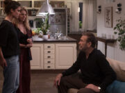 Prendiamoci una pausa: è crisi tra Giallini e la Gerini (e non solo) Marco Giallini, Claudia Gerini e Aurora Giovinazzo in una scena del film Prendiamoci una pausa