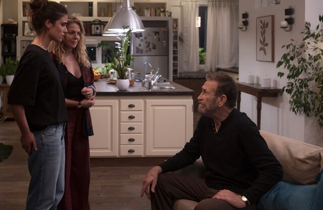Marco Giallini, Claudia Gerini e Aurora Giovinazzo in una scena del film Prendiamoci una pausa