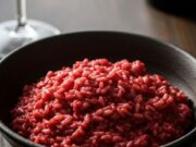 Risotto al Brunello in 20 minuti: l’ingrediente furbo per ridurre i tempi Risotto cremoso al brunello di montalcino, colore rosso intenso, servito in ciotola rustica, toscana.