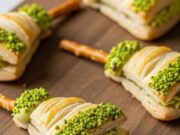 Scope della befana di pasta sfoglia: la ricetta veloce con pistacchio e pretzel pronta in 15 minuti Scenografica scope della befana di pasta sfoglia, farcita con crema al pistacchio e manico di pretzel salato.