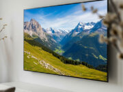 Basta telecomandi complicati! Ecco le Smart TV più semplici (e belle) per chi vuole solo “guardare la televisione” Una moderna Smart TV a schermo piatto montata a parete che mostra un vibrante paesaggio di montagna in un salotto minimalista.