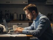 Smart working da incubo: perché tornare in ufficio potrebbe salvarti la vita Professionista esausto lavora al laptop in un ambiente domestico disordinato e scuro.