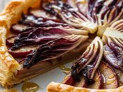Tatin salata al radicchio e miele: la ricetta rovesciata pronta in 20 minuti Tatin salata rovesciata con radicchio caramellato, miele e glassa lucida su sfondo rustico.