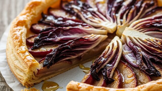 Tatin salata rovesciata con radicchio caramellato, miele e glassa lucida su sfondo rustico.