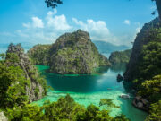 Filippine, meta straordinaria: pianificazione cruciale Veduta panoramica dall'alto delle lagune di El Nido a Palawan, Filippine, con barche tipiche e rocce carsiche.