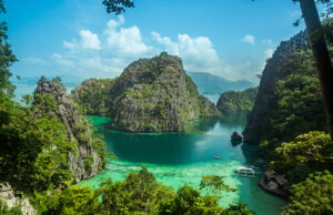 Filippine, meta straordinaria: pianificazione cruciale Veduta panoramica dall'alto delle lagune di El Nido a Palawan, Filippine, con barche tipiche e rocce carsiche.