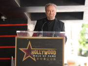 Franco Nero conquista Hollywood: la stella che l’Italia aveva dimenticato Franco Nero in smoking posa in ginocchio toccando la sua stella sulla Hollywood Walk of Fame