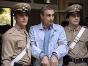 Portobello: dal 20 febbraio su HBO Max il teatro dell’assurdo giudiziario che distrusse Tortora Fabrizio Gifuni interpreta Enzo Tortora in manette scortato da due carabinieri nella scena dell'arresto della serie TV Portobello.