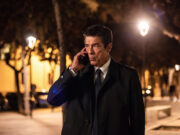 Guerrieri – La Regola dell’Equilibrio: Alessandro Gassmann e la poetica del dubbio nella nuova serie evento di Rai 1 Alessandro Gassmann nel ruolo dell'avvocato Guido Guerrieri al telefono in una scena notturna della serie TV La Regola dell'Equilibrio su Rai 1.