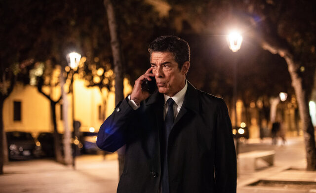 Alessandro Gassmann nel ruolo dell'avvocato Guido Guerrieri al telefono in una scena notturna della serie TV La Regola dell'Equilibrio su Rai 1.