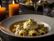 Cena di San Valentino 2026: Menu completo ‘Salva-Serata’ pronto in 30 minuti Dettaglio di un piatto di pasta gourmet con crema di burrata e pistacchi a lume di candela su tavola elegante.