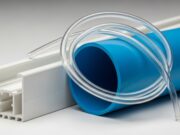 PVC estruso: ecco tutte le informazioni da conoscere Esempi di estrusi in PVC: profilo bianco per serramenti, tubazione industriale blu e tubo flessibile trasparente per settore medicale.