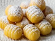 Gnocchi dolci di Carnevale in friggitrice ad aria: pronti in 10 minuti senza puzza di fritto Gnocchi dolci di Carnevale croccanti, cotti in friggitrice ad aria, serviti con una pioggia di zucchero a velo.