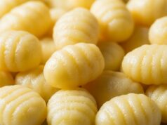 Gnocchi di patate che si sfaldano: l’errore chimico e la ricetta sicura Gnocchi di patate fatti in casa, morbidi e perfetti, pronti per essere conditi, su un piatto rustico.