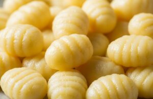 Gnocchi di patate che si sfaldano: l’errore chimico e la ricetta sicura Gnocchi di patate fatti in casa, morbidi e perfetti, pronti per essere conditi, su un piatto rustico.