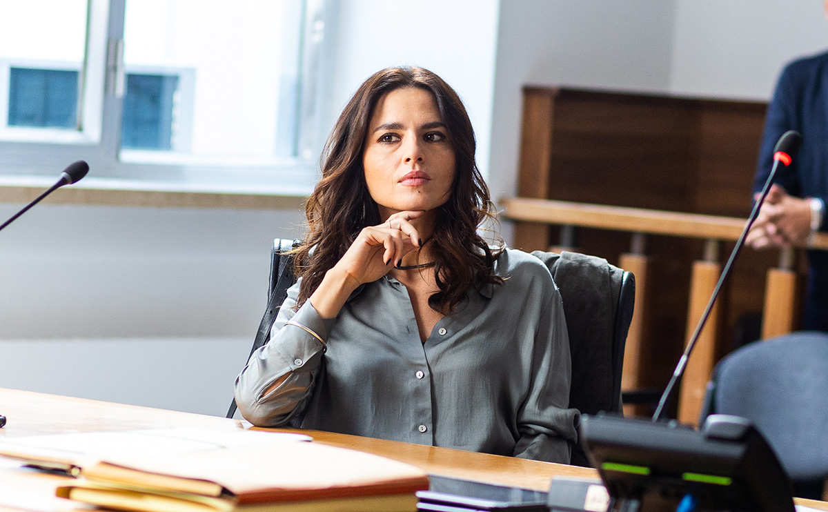 Ivana Lotito interpreta l'investigatrice Annapaola Doria seduta davanti a un microfono in una scena della serie TV Guerrieri