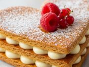 Dolce di San Valentino last minute: millefoglie a cuore pronta in 15 minuti (facilissima) Millefoglie a cuore veloce per San Valentino, strati croccanti con crema e frutti rossi spolverata di zucchero.