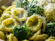 Pasta cremosa ai broccoli: la ricetta veloce pronta nel tempo di cottura della pasta Piatto di pasta corta cremosa avvolta in salsa di broccoli, con un tocco di parmigiano.