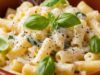 Pasta e Patate alla Napoletana: il segreto della ‘crema’ perfetta con la scorza di parmigiano Primo piano di pasta e patate alla napoletana, molto cremosa, servita in ciotola rustica con basilico e scorza di parmigiano.