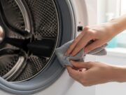 Puzza di umido dalla lavatrice? L’errore che distrugge le guarnizioni (e il trucco a costo zero per pulirle) Mani che puliscono delicatamente la guarnizione in gomma di una lavatrice con un panno in microfibra.