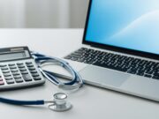 Esenzione Ticket 2026: la tabella dei codici da rinnovare (E02) e quelli automatici Stetoscopio e calcolatrice su scrivania, simbolo del calcolo ticket sanitario e esenzioni