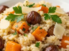 Risotto alla zucca e castagne: la guida alla mantecatura tecnica Risotto cremoso alla zucca e castagne, mantecato alla perfezione, servito in ciotola rustica con prezzemolo fresco.