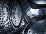 Le 5 bufale più diffuse sulle lavatrici (e cosa dice davvero la tecnologia) Interno cestello lavatrice moderna in acciaio inox - Dettaglio tecnologico efficienza lavaggio