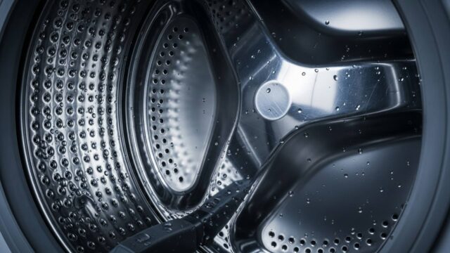 Interno cestello lavatrice moderna in acciaio inox - Dettaglio tecnologico efficienza lavaggio