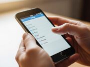 Vulnerabilità Android Febbraio 2026: come verificare se lo smartphone è obsoleto e a rischio dati Mani che controllano il menu delle impostazioni di sicurezza su uno smartphone.