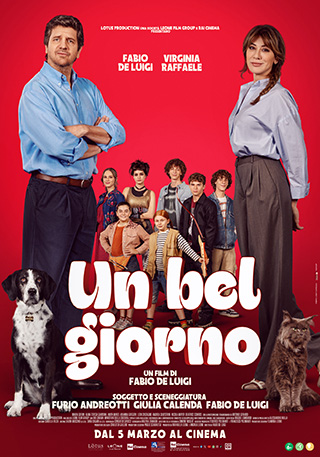 Locandina ufficiale del film Un bel giorno con Fabio De Luigi, Virginia Raffaele, il cast completo dei figli, un cane e un gatto su sfondo rosso