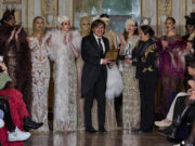 Anton Giulio Grande riceve il premio Best Womenswear Designer e presenta la collezione a Milano Fashion Days Anton Giulio Grande riceve il premio Best Womenswear Designer circondato dalle modelle della collezione Oriente a Villa Borromeo.