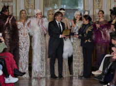 Anton Giulio Grande riceve il premio Best Womenswear Designer e presenta la collezione a Milano Fashion Days Anton Giulio Grande riceve il premio Best Womenswear Designer circondato dalle modelle della collezione Oriente a Villa Borromeo.