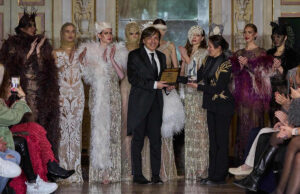 Anton Giulio Grande riceve il premio Best Womenswear Designer e presenta la collezione a Milano Fashion Days Anton Giulio Grande riceve il premio Best Womenswear Designer circondato dalle modelle della collezione Oriente a Villa Borromeo.