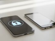 App bancarie e fine supporto: i requisiti Android e iOS per non perdere l’accesso al conto da marzo 2026 Smartphone moderno con lucchetto di sicurezza accanto a un vecchio telefono spento su una scrivania.