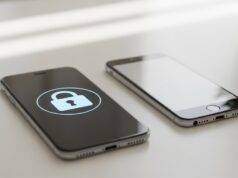 App bancarie e fine supporto: i requisiti Android e iOS per non perdere l’accesso al conto da marzo 2026 Smartphone moderno con lucchetto di sicurezza accanto a un vecchio telefono spento su una scrivania.