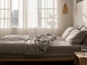 Allergie primaverili in casa: l’errore di spalancare le finestre al mattino che peggiora i sintomi Camera da letto luminosa e rilassante con biancheria in lino naturale e luce solare filtrata dalle tende
