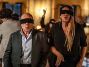 Scuola di Seduzione: la trappola degli smart glasses nel nuovo film di Carlo Verdone Carlo Verdone bendato durante un esercizio di gruppo in una scena corale del film Scuola di seduzione in uscita su Paramount+.