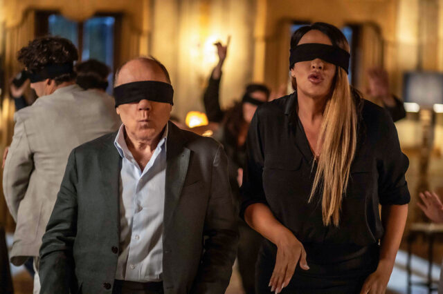 Carlo Verdone bendato durante un esercizio di gruppo in una scena corale del film Scuola di seduzione in uscita su Paramount+.