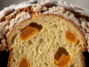 Colomba di Pasqua 2026 veloce: la ricetta economica senza impasto e senza stampo Macro di una fetta di colomba veloce cotta, che mostra l'alveolatura soffice, i canditi di arancia e la glassa croccante con mandorle.