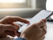 Aggiornamento Android marzo 2026: come risolvere il blocco della ricarica e il surriscaldamento Mani di una persona che disattivano un interruttore sullo schermo di uno smartphone appoggiato su una scrivania luminosa.