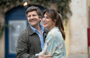 Un Bel Giorno: l’amore tra bugie e figli ingombranti Fabio De Luigi e Virginia Raffaele sorridono abbracciati in una scena del film Un bel giorno.