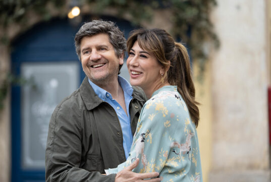 Un Bel Giorno: l’amore tra bugie e figli ingombranti Fabio De Luigi e Virginia Raffaele sorridono abbracciati in una scena del film Un bel giorno.