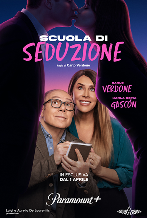 Locandina ufficiale del film Scuola di seduzione diretto da Carlo Verdone, con Karla Sofía Gascón, in esclusiva su Paramount Plus dal 1 aprile.