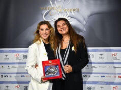 Tumore e violenza di genere: il racconto televisivo del Camomilla Award per la rinascita femminile Manuela Moreno e Paola Ferazzoli sorridono mostrando il Camomilla Award ricevuto durante l'evento Women for Women Against Violence a Roma.