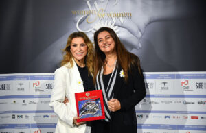 Tumore e violenza di genere: il racconto televisivo del Camomilla Award per la rinascita femminile Manuela Moreno e Paola Ferazzoli sorridono mostrando il Camomilla Award ricevuto durante l'evento Women for Women Against Violence a Roma.
